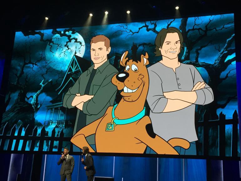 Jared Padalecki e Jensen Ackles presentato al SDCC il crossover con Scooby-Doo